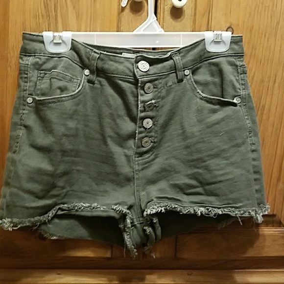 Green buttoned up shorts - Picture 2 of 4